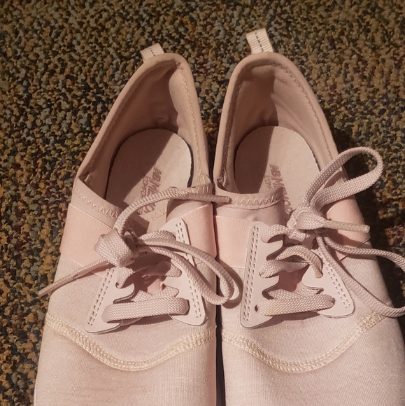 New Balance Tennis Shoes - Picture 3 of 4